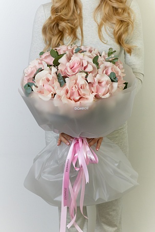 11 нежных розовых ажурных роз с эвкалиптом