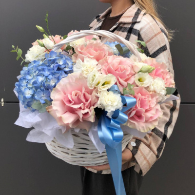 Композиция с голубыми гортензиями