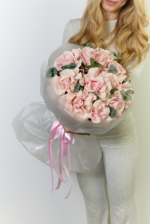 11 нежных розовых ажурных роз с эвкалиптом