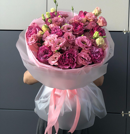 Букет с пионовидными розами и эустомой