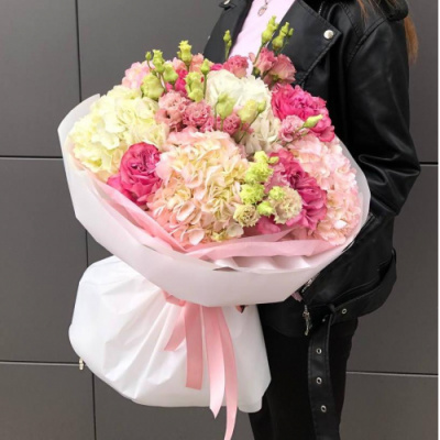 Букет с гортензиями розами и эустомой