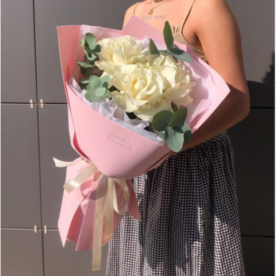 Букет с ажурными розами и эвкалиптом 