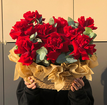 Корзина с 9 красными ажурными розами и эвкалиптом