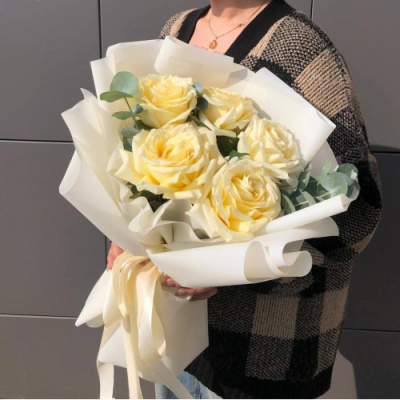 5 ажурных роз с эвкалиптом