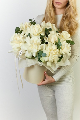 Белые ажурные розы в шляпной коробке