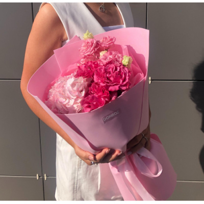 Букет с розами и эустомой