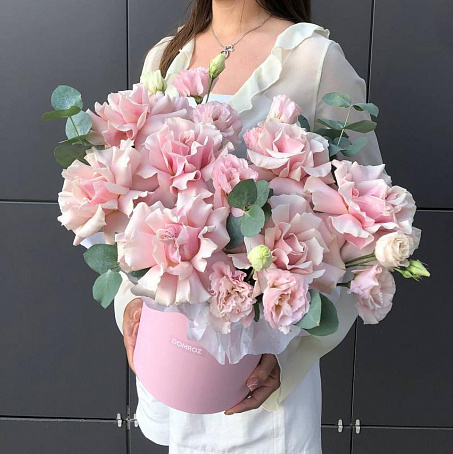 Композиция с ажурными розами и эустомой