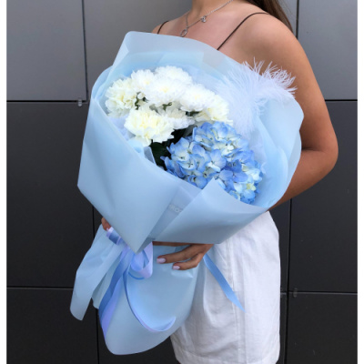 Букет с гортензией и хризантемой