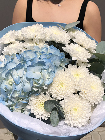 Букет c гортензией и хризантемой