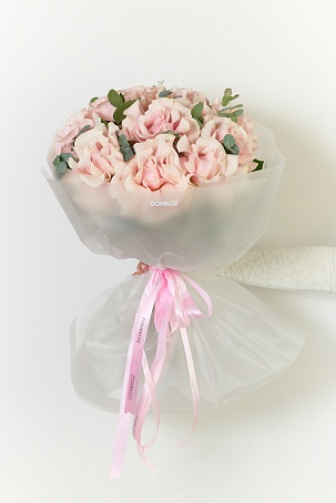 11 нежных розовых ажурных роз с эвкалиптом