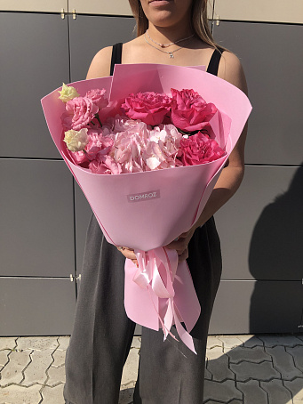 Букет с розами и эустомой