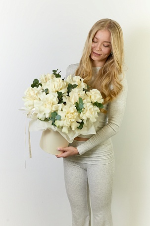 Белые ажурные розы в шляпной коробке