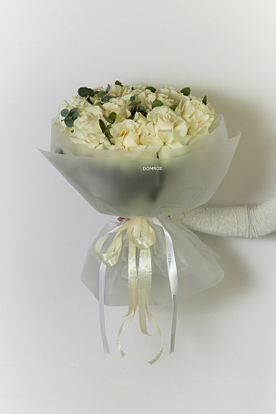 15 белых ажурных роз с эвкалиптом