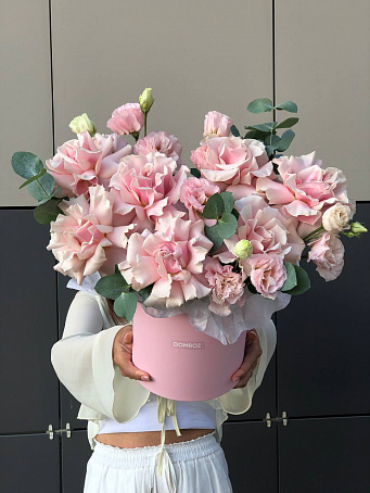 Композиция с ажурными розами и эустомой