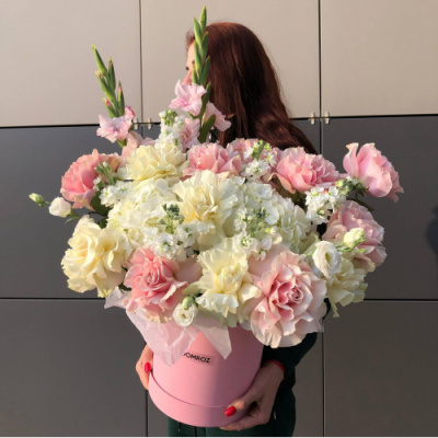 Композиция с розами и гортензией