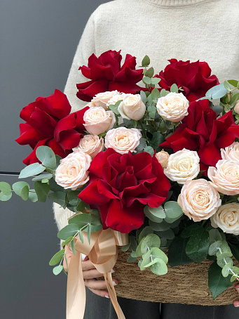 Композиция с розами и кустовыми розами