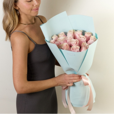Букет 15 нежных розовых роз Эквадор