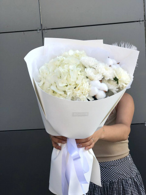 Белоснежный букет с гортензией купить с доставкой в Набережных Челнах