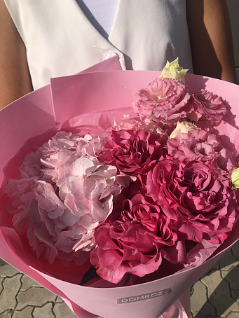 Букет с розами и эустомой