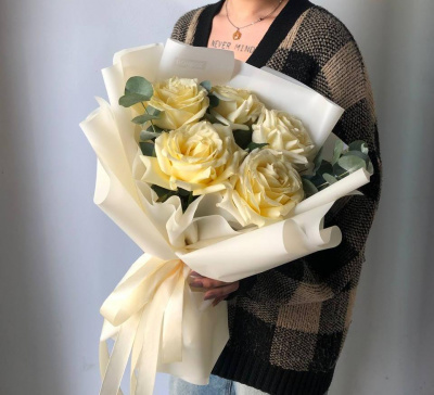 5 ажурных роз с эвкалиптом купить с доставкой в Набережных Челнах