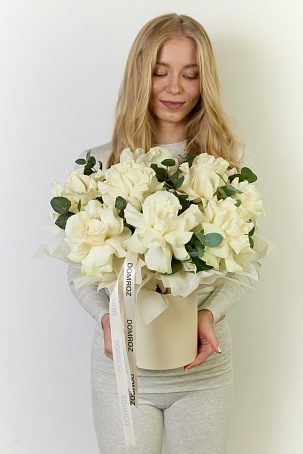 Белые ажурные розы в шляпной коробке