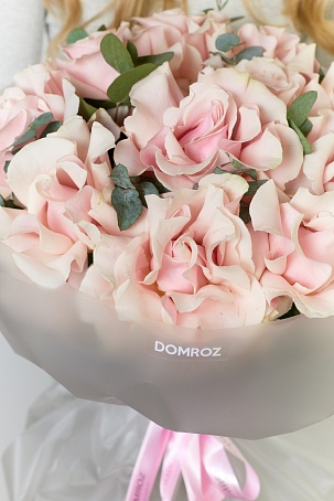 11 нежных розовых ажурных роз с эвкалиптом