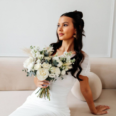 Букет невесты из белых роз и маттиолы купить с доставкой в Набережных Челнах