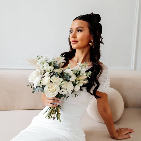 Букет невесты из белых роз и маттиолы