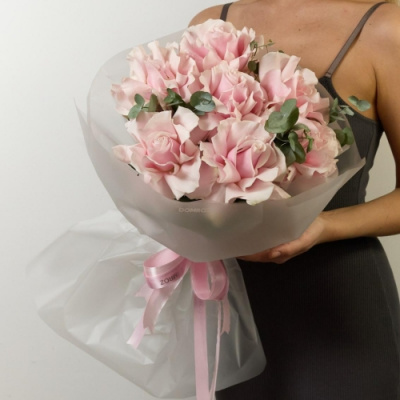 Букет 7 нежных розовых ажурных роз с эвкалиптом