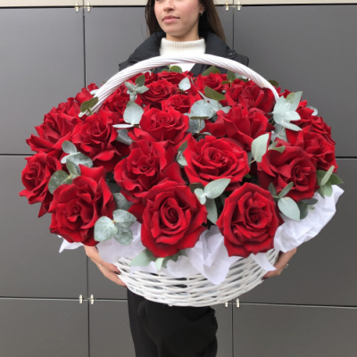 Композиция с ажурными розами и эвкалиптом