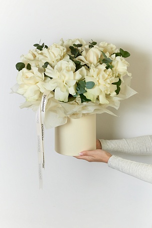 Белые ажурные розы в шляпной коробке