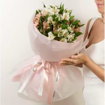 Букет 9 нежных альстромерий