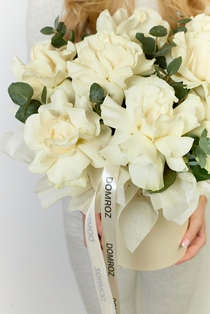 Белые ажурные розы в шляпной коробке