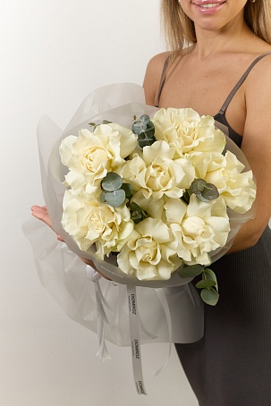 Букет 7 белых ажурных роз с эвкалиптом