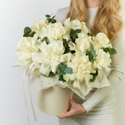 Белые ажурные розы в шляпной коробке