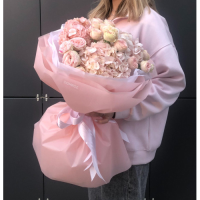 Букет с гортензией и кустовой розой