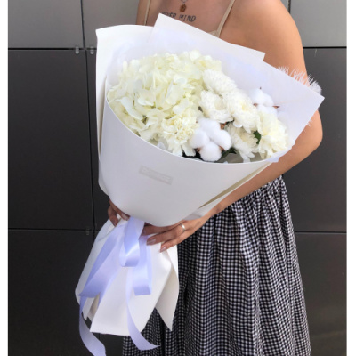 Белоснежный букет с гортензией