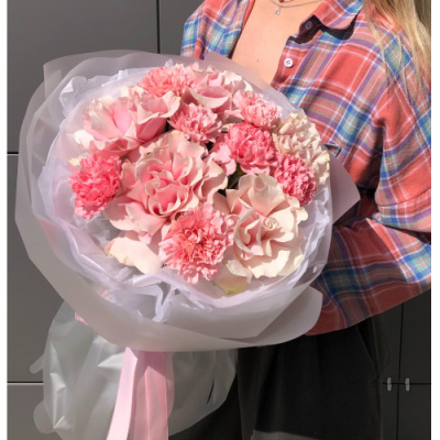 Букет из ажурных роз и диантусов