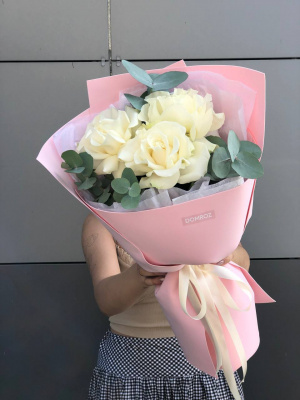 Букет с ажурными розами и эвкалиптом  купить с доставкой в Набережных Челнах