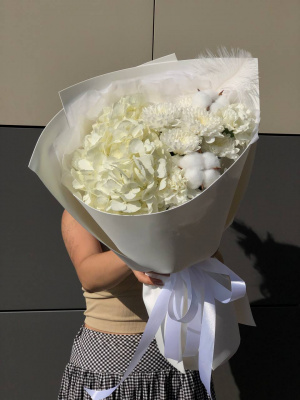 Белоснежный букет с гортензией купить с доставкой в Набережных Челнах