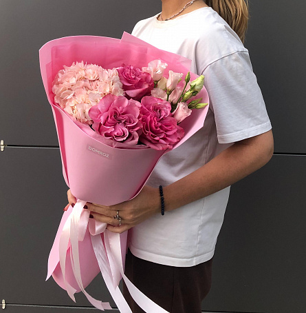 Букет с розами и эустомой