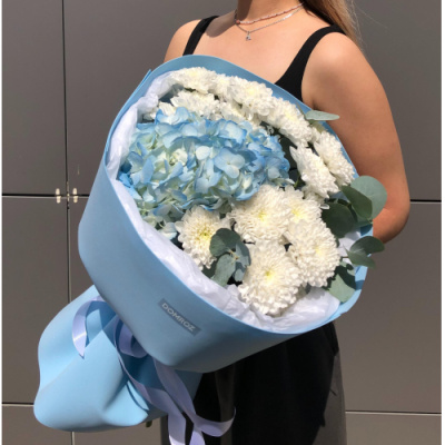 Букет c гортензией и хризантемой