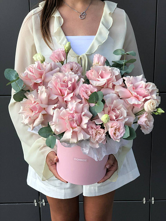 Композиция с ажурными розами и эустомой