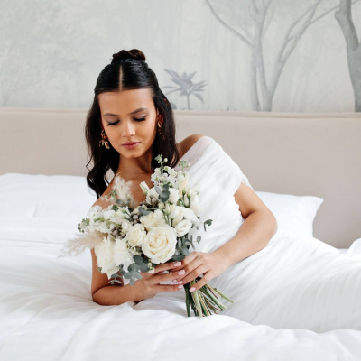 Букет невесты из белых роз и маттиолы купить с доставкой в Набережных Челнах