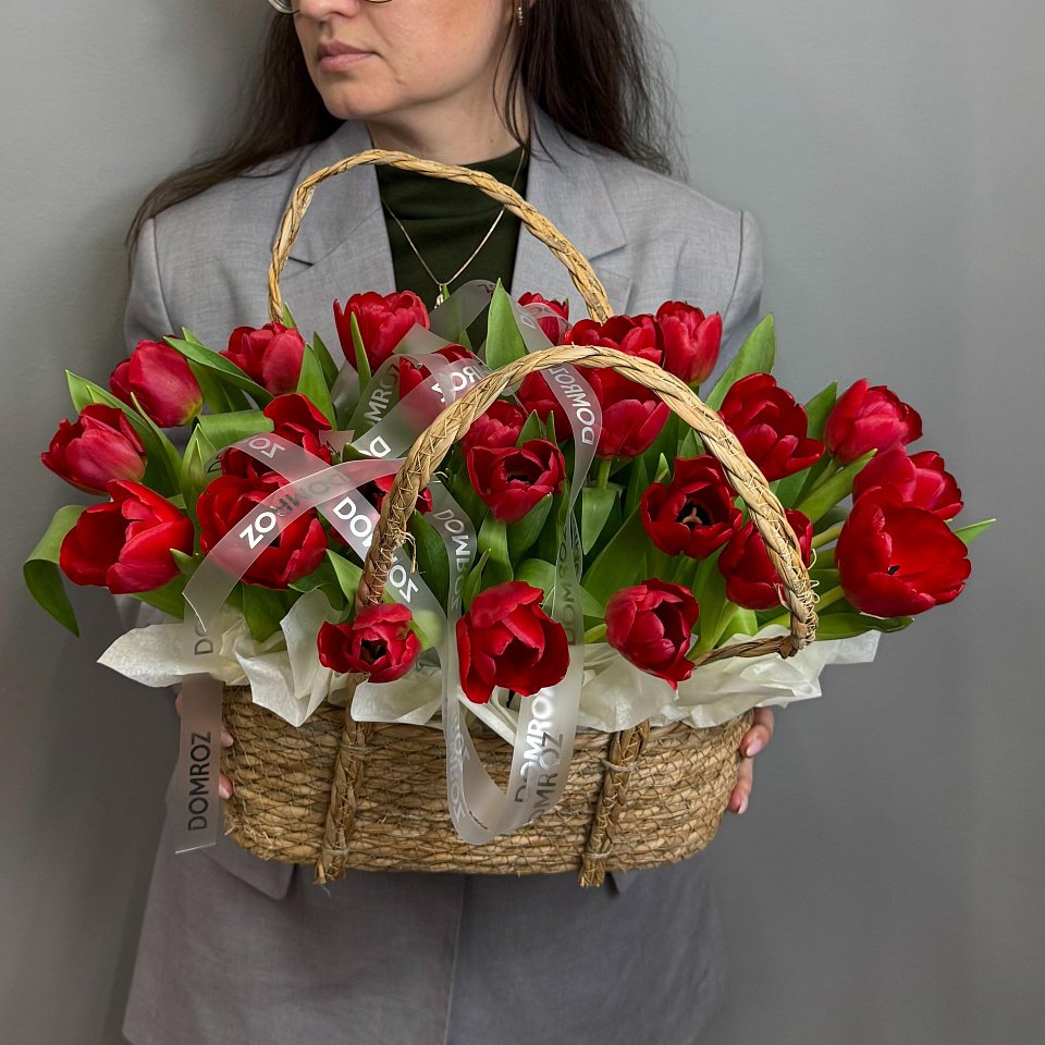 Вау-корзина с красными тюльпанами