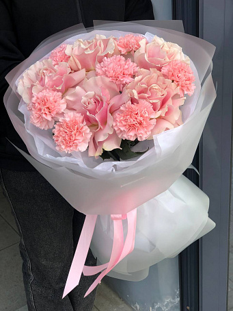 Букет из ажурных роз и диантусов