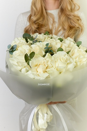 15 белых ажурных роз с эвкалиптом