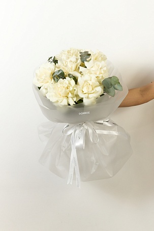 Букет 7 белых ажурных роз с эвкалиптом