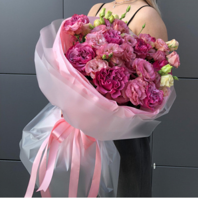 Букет с пионовидными розами и эустомой