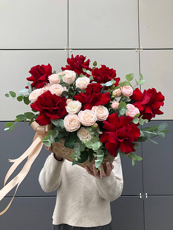 Композиция с розами и кустовыми розами